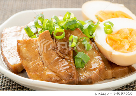 豚角煮と煮卵の盛り合わせおつまみの、豚角煮を中心としたアップ。 94697610