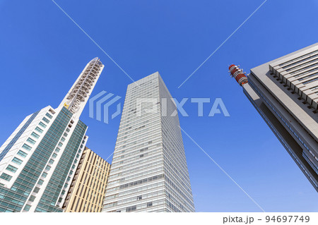 埼玉県さいたま市　超高層ビルが立ち並ぶ快晴のさいたま新都心の街並み 94697749