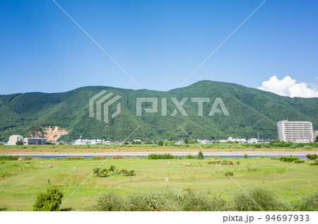 【日本】長野、千曲川の草が生えた広大な土手と山脈と青空 【日本】長野、千曲川の草が生えた広大な土手と山脈と青空 94697933