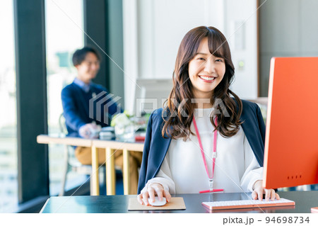 オフィスで働く若い女性のエンジニア 94698734