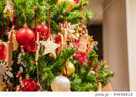 クリスマスツリーのアップ クリスマスツリーのアップ 94698818