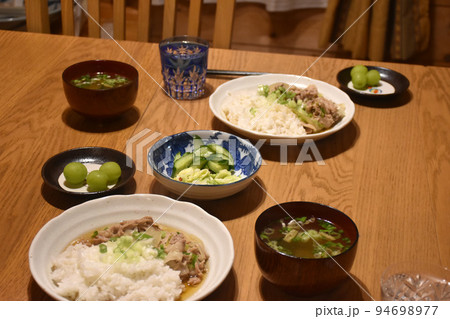 ログハウスで夕食、創作料理、豚丼 ログハウスで夕食、創作料理、豚丼 94698977