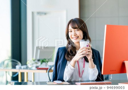 オフィスの若い女性のエンジニア 94699003