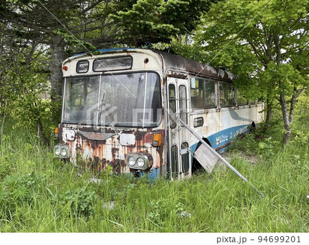 廃バス・廃墟化したバス 94699201