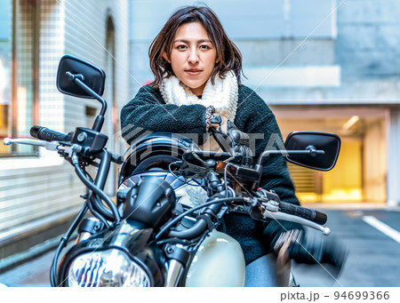 バイク通勤をするビジネスウーマン 渋谷 バイク通勤をするビジネスウーマン 渋谷 94699366