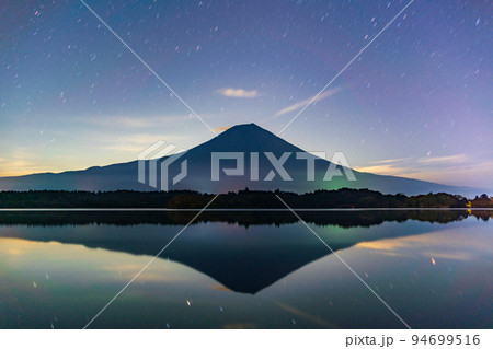 （静岡県）星空（グルグル）の田貫湖と富士山 94699516