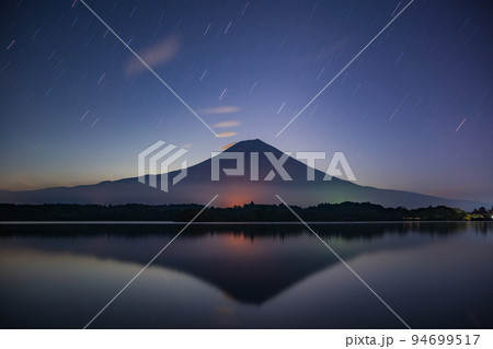 （静岡県）星空（グルグル）の田貫湖と富士山 94699517