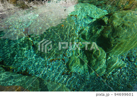 透明度の高い秋の仁淀ブルー, 仁淀川町, 吾川郡, 高知県, 日本 94699601