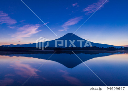 （静岡県）明け方の田貫湖と富士山 94699647
