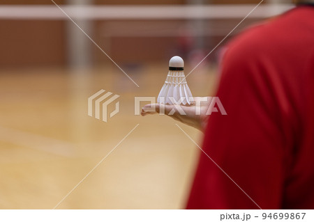 女性の手のひらの上にのせているバドミントンのシャトル 94699867