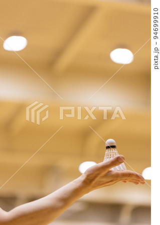 女性の手のひらの上にのっているバドミントンのシャトル 女性の手のひらの上にのっているバドミントンのシャトル 94699910