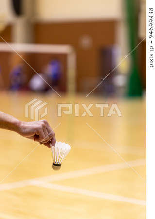 試合会場で女性が持っているバドミントンのシャトル 試合会場で女性が持っているバドミントンのシャトル 94699938