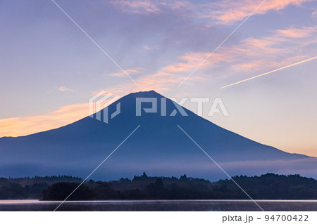 （静岡県）朝焼けに染まる田貫湖と富士山 94700422