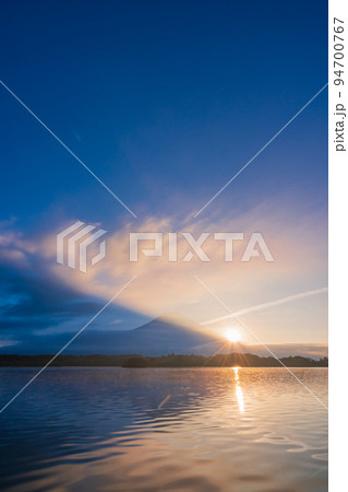 （静岡県）田貫湖から望む、富士山山腹からの日の出（影富士） 94700767