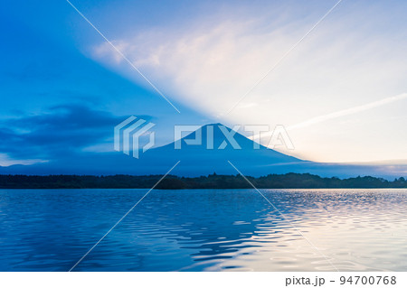 （静岡県）田貫湖から望む、富士山山腹からの日の出（影富士） 94700768