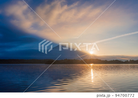 (静岡県)田貫湖から望む、富士山山腹からの日の出(影富士) (静岡県)田貫湖から望む、富士山山腹からの日の出(影富士) 94700772