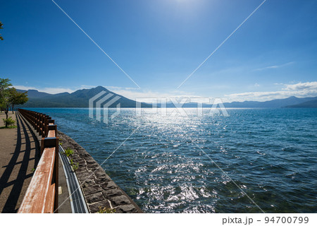 夏の太陽光を浴び青空のもと美しい支笏湖ブルー 94700799