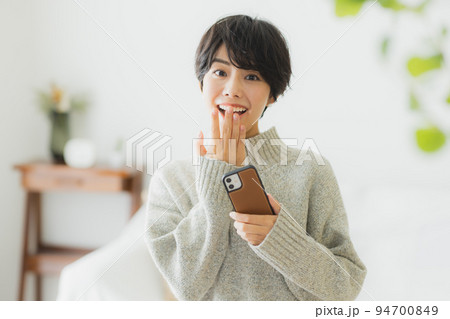 夜のリビング 女性 ビューティ 夜のリビング 女性 ビューティ 94700849