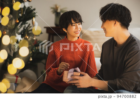 クリスマスツリー リビング 夜 クリスマスツリー リビング 夜 94700882