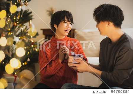 クリスマスツリー リビング 夜 クリスマスツリー リビング 夜 94700884