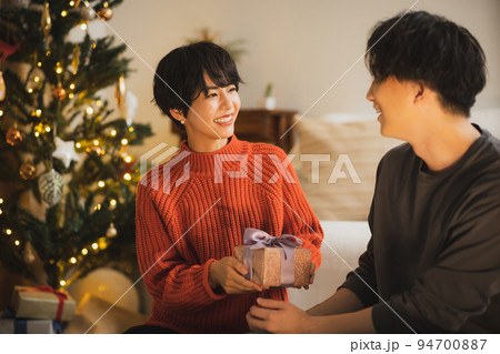 クリスマスツリー リビング 夜 クリスマスツリー リビング 夜 94700887
