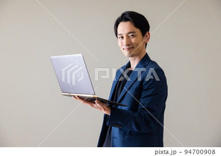 パソコンを持つ男性 94700908