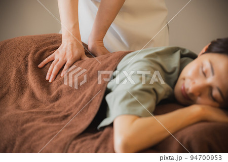 整体　マッサージ　リラクゼーション 94700953