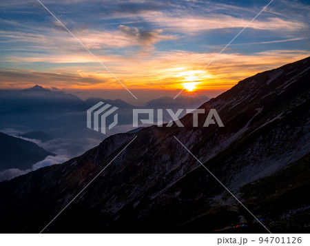 唐松岳と剱岳と夕焼け 94701126