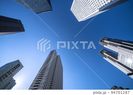 日本の東京都市景観　新宿副都心。京王プラザホテルや東京都庁、超高層ビル群などを望む 94701287