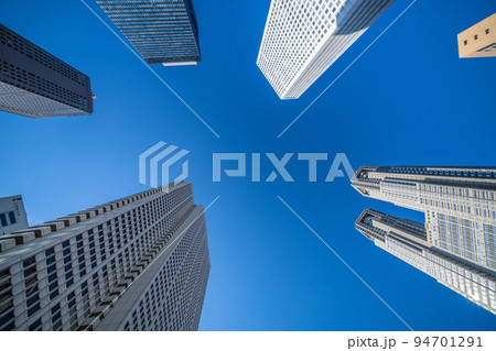 日本の東京都市景観　新宿副都心。京王プラザホテルや東京都庁、超高層ビル群などを望む 94701291