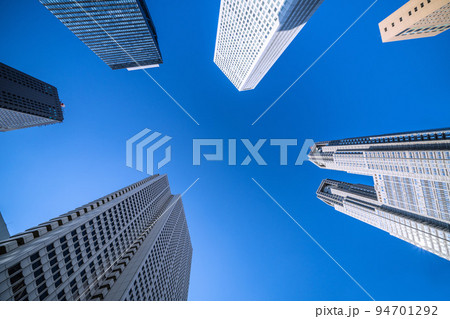 日本の東京都市景観　新宿副都心。京王プラザホテルや東京都庁、超高層ビル群などを望む 94701292