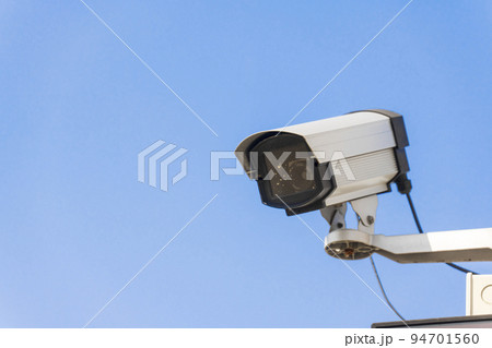 監視カメラ。防犯カメラ。青空背景。 94701560