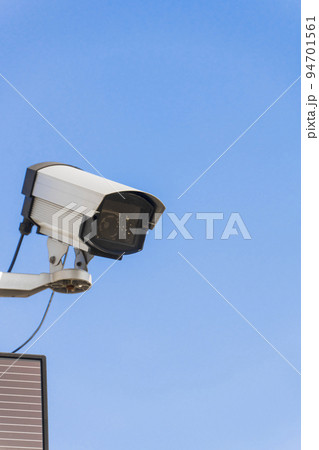 監視カメラ。防犯カメラ。青空背景。 94701561