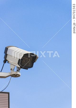 監視カメラ。防犯カメラ。青空背景。 94701563