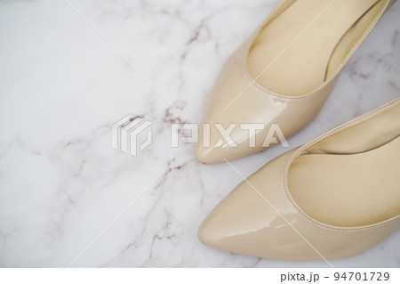 ベージュ色のパンプス ベージュ色のパンプス 94701729