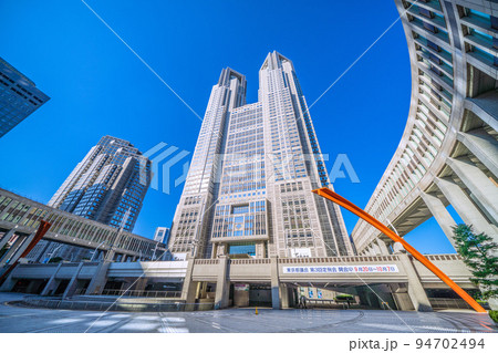 日本の東京都市景観 朝の強い日差しを浴びる東京都庁などを望む 94702494