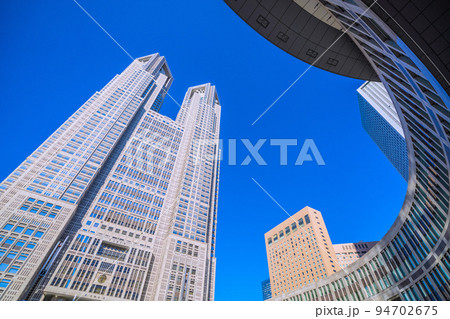 日本の東京都市景観 東京都庁。朝の強い日差しを浴びる東京都庁第一本庁舎などを望む 94702675