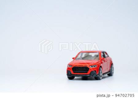 赤いSUV車のミニカー 赤いSUV車のミニカー 94702705