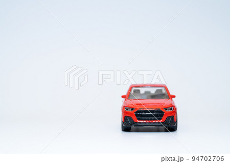 赤いSUV車のミニカー 赤いSUV車のミニカー 94702706