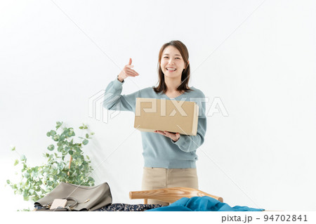 女性　段ボール 94702841