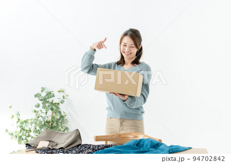 女性　段ボール 94702842