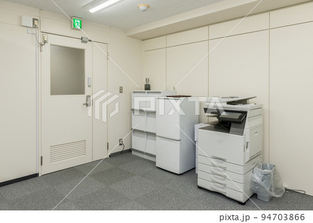 オフィス ビジネス複合機と書類棚 オフィス ビジネス複合機と書類棚 94703866