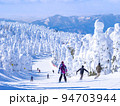 樹氷原の中を滑走する人々 (山形県、蔵王温泉スキー場) 94703944
