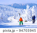 樹氷原の中を滑走する人々 (山形県、蔵王温泉スキー場) 94703945