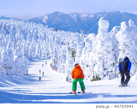 樹氷原の中を滑走する人々 (山形県、蔵王温泉スキー場) 樹氷原の中を滑走する人々 (山形県、蔵王温泉スキー場) 94703945