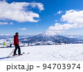スキーヤーと羊蹄山 (北海道、ニセコ) 94703974