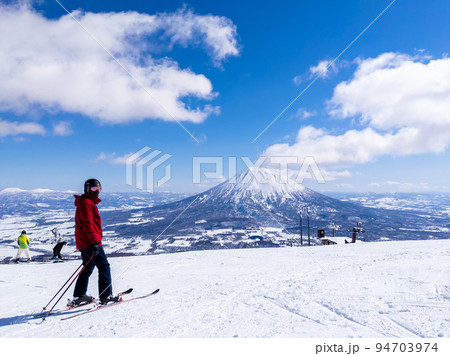 スキーヤーと羊蹄山 (北海道、ニセコ) 94703974
