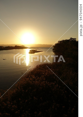 静かな海に沈む夕日（長崎県：大村湾） 94704004
