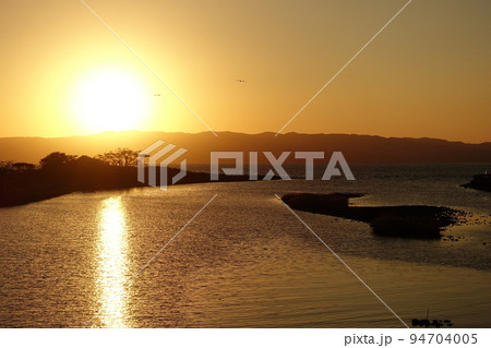 静かな海に沈む夕日(長崎県:大村湾) 静かな海に沈む夕日(長崎県:大村湾) 94704005