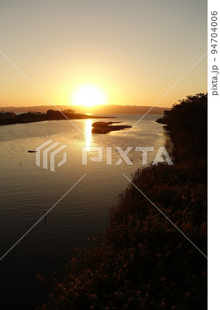 静かな海に沈む夕日（長崎県：大村湾） 94704006